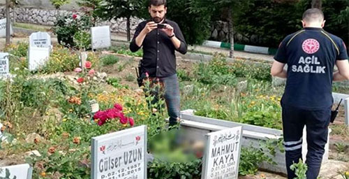EŞİNİN MEZARINI ZİYARET EDERKEN ÖLDÜ