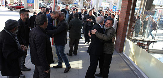 GÜL’ÜN BASIN AÇIKLAMASI MİTİNGE DÖNÜŞTÜ