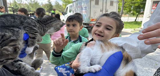 ÇOCUKLAR HAYVANAT BAHÇESİNİ SEVDİ