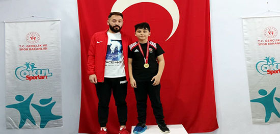 GENÇ YÜZÜCÜ GELECEK VAAT EDİYOR
