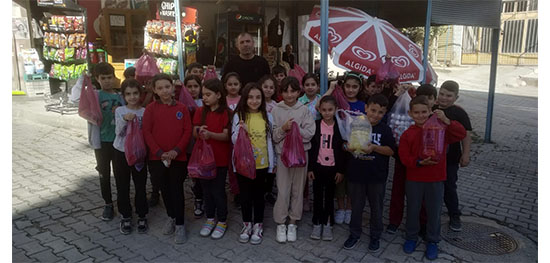 İLKOKUL ÖĞRENCİLERİNDEN ANLAMLI YARDIM