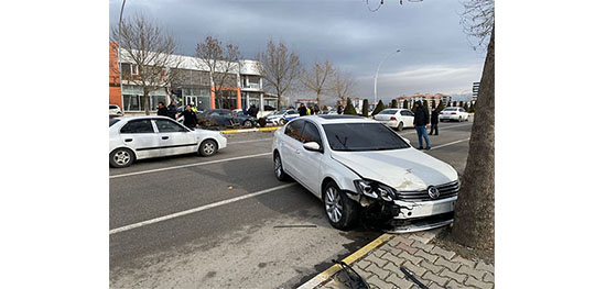 ZİNCİRLEME TRAFİK KAZASI : 1 YARALI