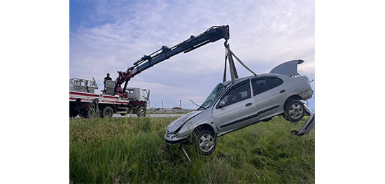OTOMOBİL TARLAYA UÇTU : 2 YARALI