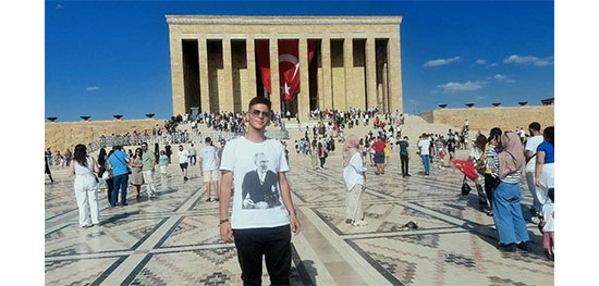 ZAFER BAYRAMI COŞKUSUNU ANITKABİRDE YAŞADI