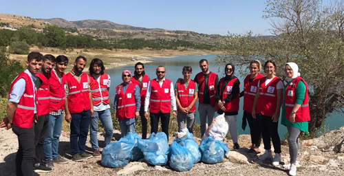 KIZILAY, BARAJ’DA ÇÖP TOPLADI