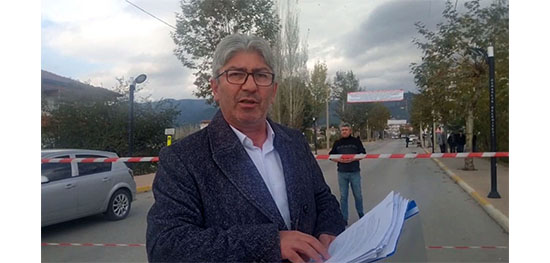 ‘TAPULU ARAZİM’ DEYİP YOLU TRAFİĞE KAPATTI