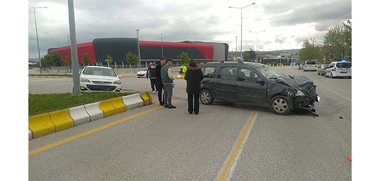 İKİ ARACIN KARIŞTIĞI KAZADA 1 KİŞİ YARALANDI