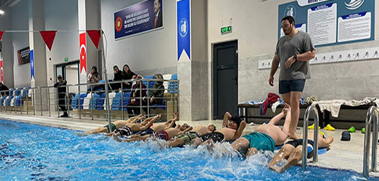 YARI OLİMPİKLERDE İLK KULAÇLAR ATILDI